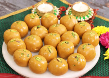 This Diwali, Make Grainy Besan Laddus Without Ghee or Sugar