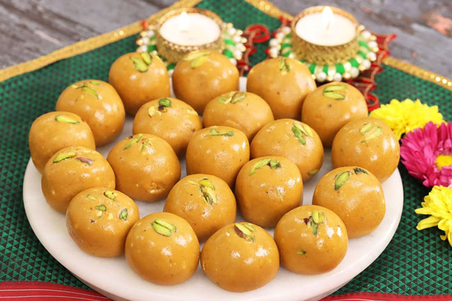 This Diwali, Make Grainy Besan Laddus Without Ghee or Sugar