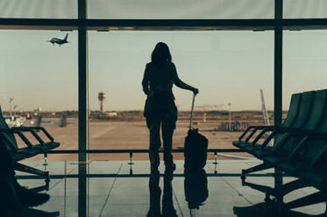 Essential Handbag Items to Make Your Flight Journey Easier